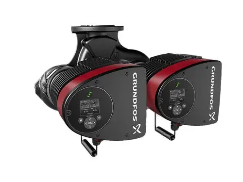 Zwei Grundfos Umwälzpumpen mit digitalem Bedienfeld, montiert auf einem gemeinsamen Gehäuse. Sichtbare Steuerknöpfe und Anzeigeelemente zur Regulierung.